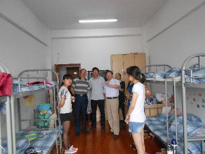 院领导们视察实习生宿舍，了解同学们的住宿及实习情况